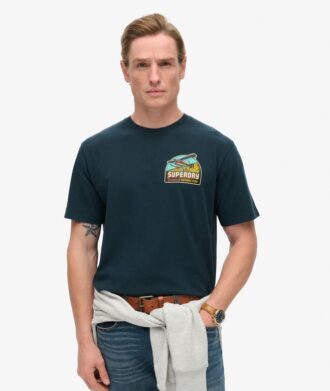 Camiseta con estampado de cofre de postales de viaje