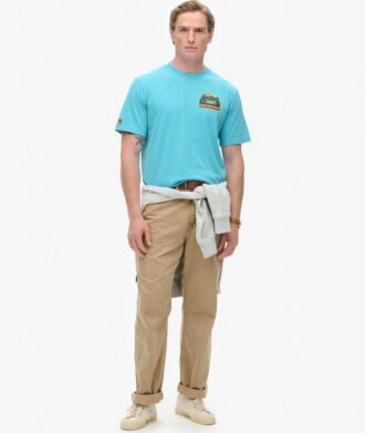 Camiseta con estampado de cofre de postales de viaje