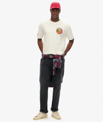 Camiseta con estampado de cofre de postales de viaje