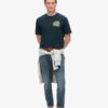 Camiseta con estampado de cofre de postales de viaje