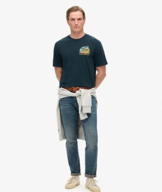 Camiseta con estampado de cofre de postales de viaje