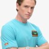Camiseta con estampado de cofre de postales de viaje