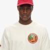 Camiseta con estampado de cofre de postales de viaje