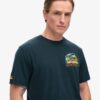 Camiseta con estampado de cofre de postales de viaje