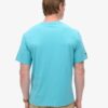 Camiseta con estampado de cofre de postales de viaje