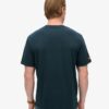 Camiseta con estampado de cofre de postales de viaje