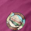 Camiseta con estampado de cofre de postales de viaje