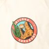 Camiseta con estampado de cofre de postales de viaje