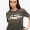 Camiseta con logotipo metálico de lujo