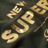 Camiseta con logotipo metálico de lujo