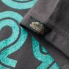 Camiseta con logotipo retro brillante