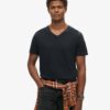 Camiseta de manga corta con cuello en V y efecto slub en los pantalones cortos