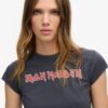 Camiseta de manga corta de Iron Maiden x Superdry Gorra Camiseta de manga corta de Iron Maiden x Superdry Gorra