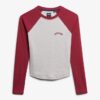 Camiseta de manga larga de béisbol con logo Essential y cuello acanalado