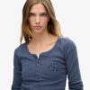 Camiseta deportiva de manga larga con botones