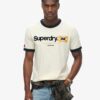 Camiseta gráfica de trabajo con cuello ribeteado y logotipo central