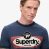 Camiseta gráfica de trabajo con cuello ribeteado y logotipo central