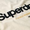 Camiseta gráfica de trabajo con cuello ribeteado y logotipo central