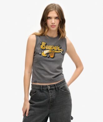 Camiseta sin mangas ajustada con adornos retro
