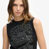 Camiseta sin mangas ajustada con adornos retro