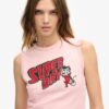 Camiseta sin mangas ajustada con adornos retro