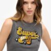 Camiseta sin mangas ajustada con adornos retro