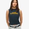 Camiseta sin mangas ajustada con estampado Sport Luxe