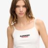 Camiseta sin mangas ajustada con logo deportivo