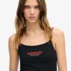 Camiseta sin mangas ajustada con logo deportivo