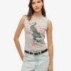 Camiseta sin mangas ajustada Superdry X Komodo Kailash Dragon Camiseta sin mangas ajustada Superdry X Komodo Kailash Dragon
