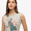Camiseta sin mangas ajustada Superdry X Komodo Kailash Dragon Camiseta sin mangas ajustada Superdry X Komodo Kailash Dragon