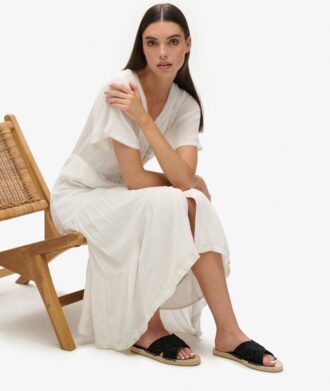 Chanclas con tiras cruzadas estilo alpargata