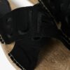 Chanclas con tiras cruzadas estilo alpargata