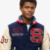Chaqueta bomber con parches universitarios