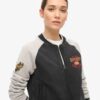 Chaqueta bomber de jersey con gráfico «College Script»