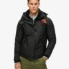 Chaqueta cortavientos de montaña con capucha