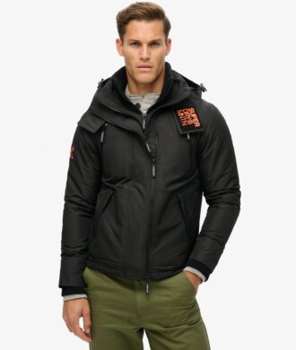 Chaqueta cortavientos de montaña con capucha