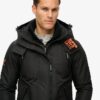 Chaqueta cortavientos de montaña con capucha