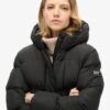 Chaqueta deportiva acolchada de media longitud con capucha Hooded