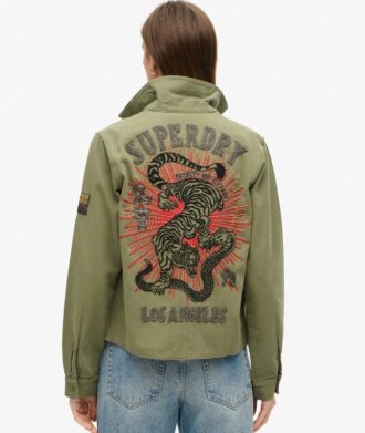 Chaqueta militar con adornos