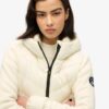 Chaqueta polar con capucha