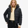 Chaqueta Puffer corta con capucha de piel sintética