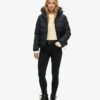 Chaqueta Puffer corta con capucha de piel sintética
