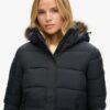 Chaqueta Puffer corta con capucha de piel sintética