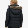 Chaqueta Puffer corta con capucha de piel sintética