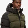 Chaqueta Puffer deportiva con capucha y bloques de color Chaqueta Puffer deportiva con capucha y bloques de color