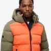 Chaqueta Puffer deportiva con capucha y bloques de color Chaqueta Puffer deportiva con capucha y bloques de color