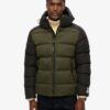 Chaqueta Puffer deportiva con capucha y bloques de color Chaqueta Puffer deportiva con capucha y bloques de color