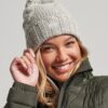 Gorro de punto trenzado con pompón