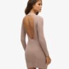Minivestido ajustado con espalda descubierta